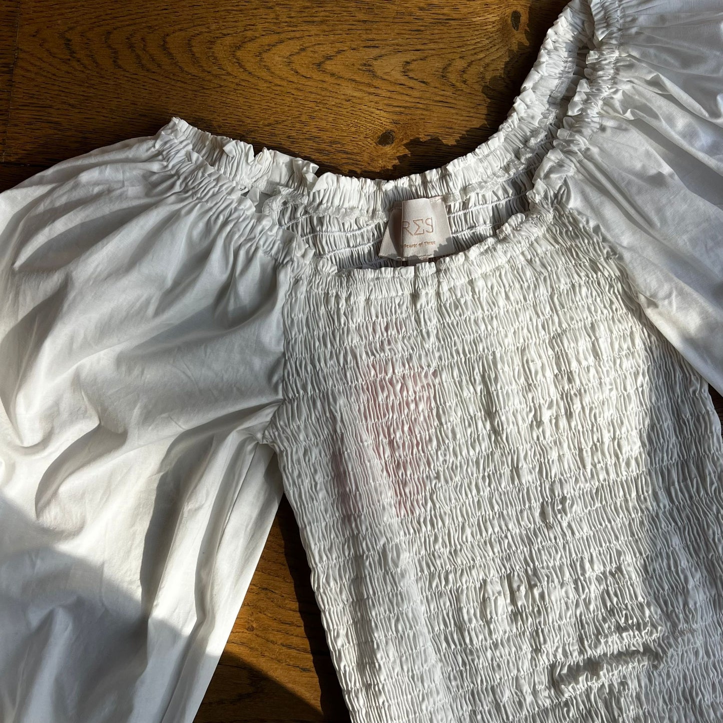 חולצת כיווצים לבנה של Tres