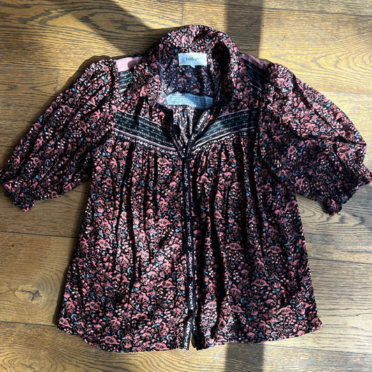 חולצה פרחונית כהה של ba&sh