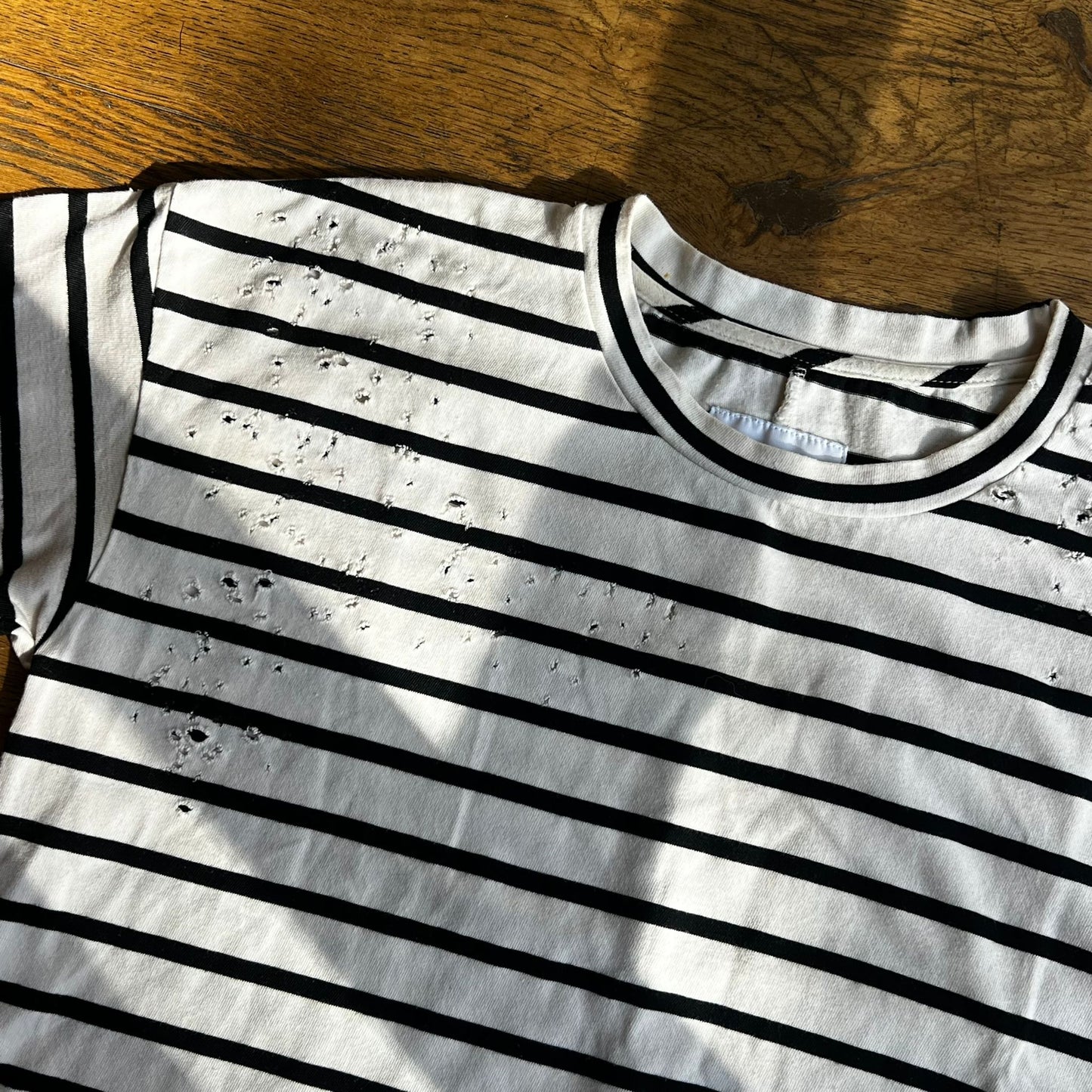 טישירט פסים עם קרעים של Current Elliott