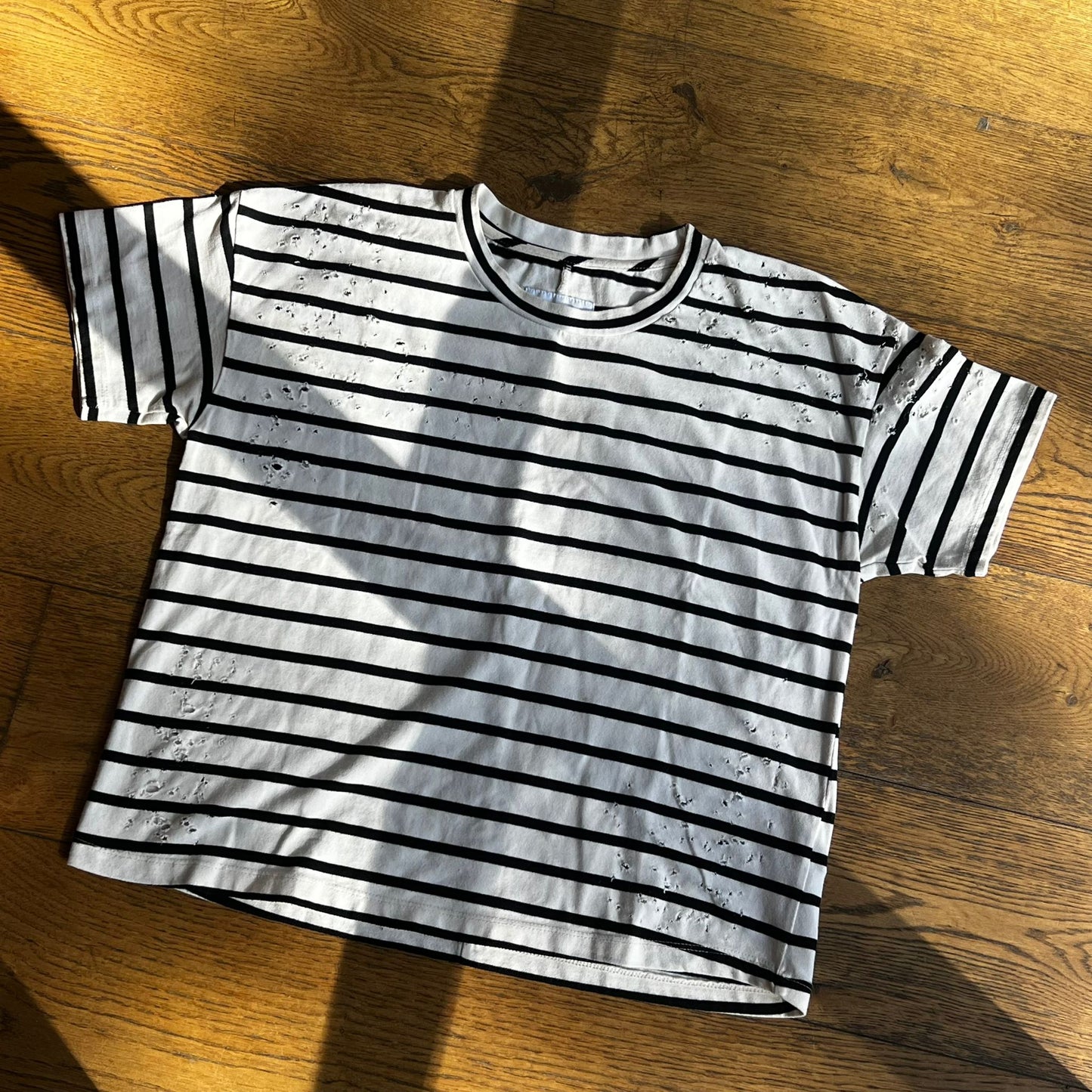 טישירט פסים עם קרעים של Current Elliott