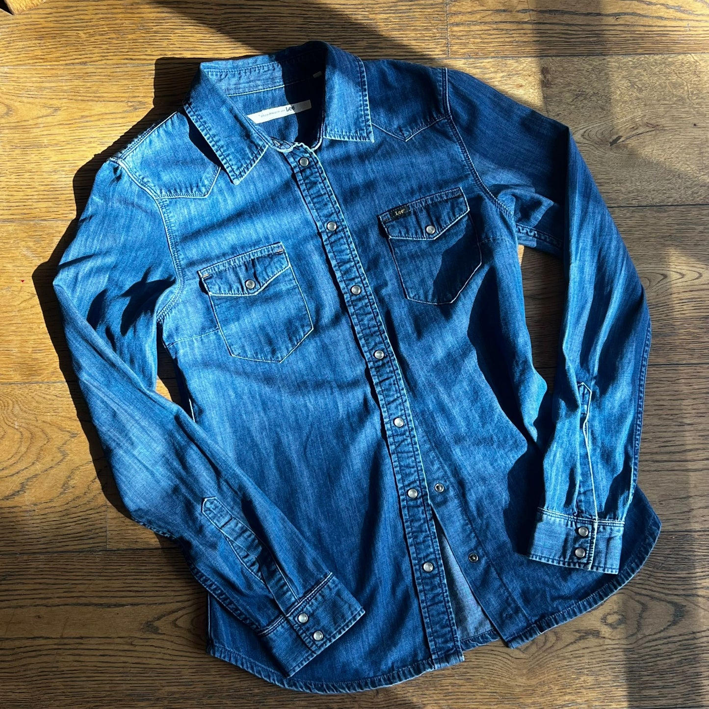 חולצת ג׳ינס בהירה של Lee