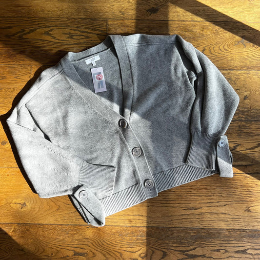 סריג עם כפתורים של Tres