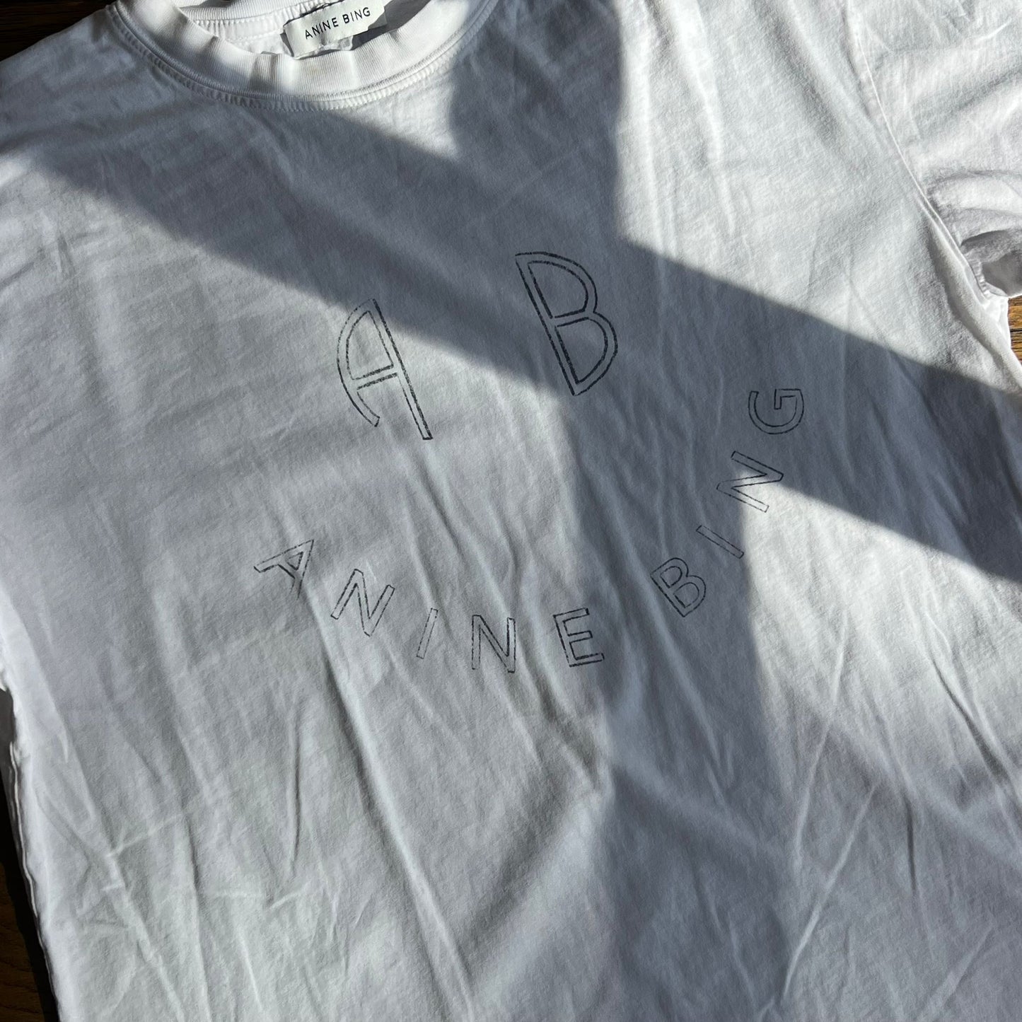 טישירט לבנה עם אותיות של Anine Bing