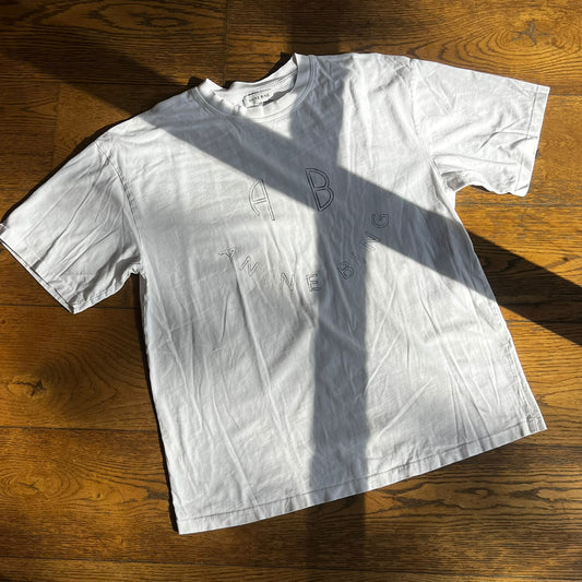 טישירט לבנה עם אותיות של Anine Bing