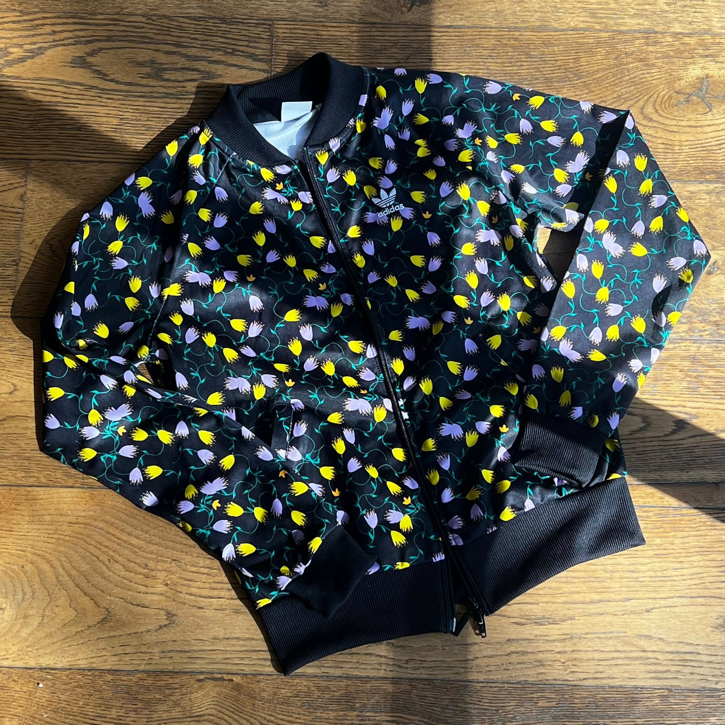 ג׳קט פרחוני של Adidas