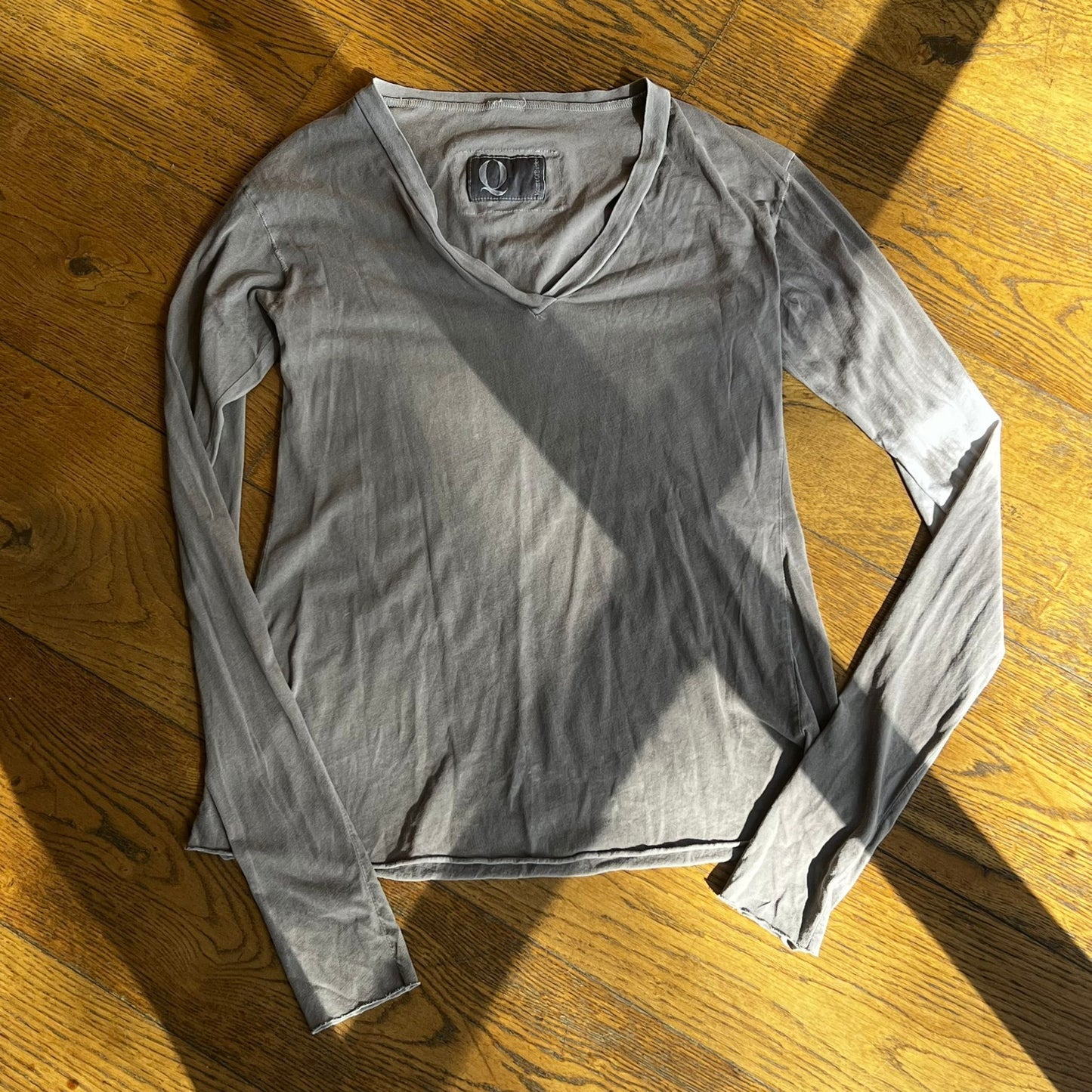 חולצה ארוכה אפורה של Q