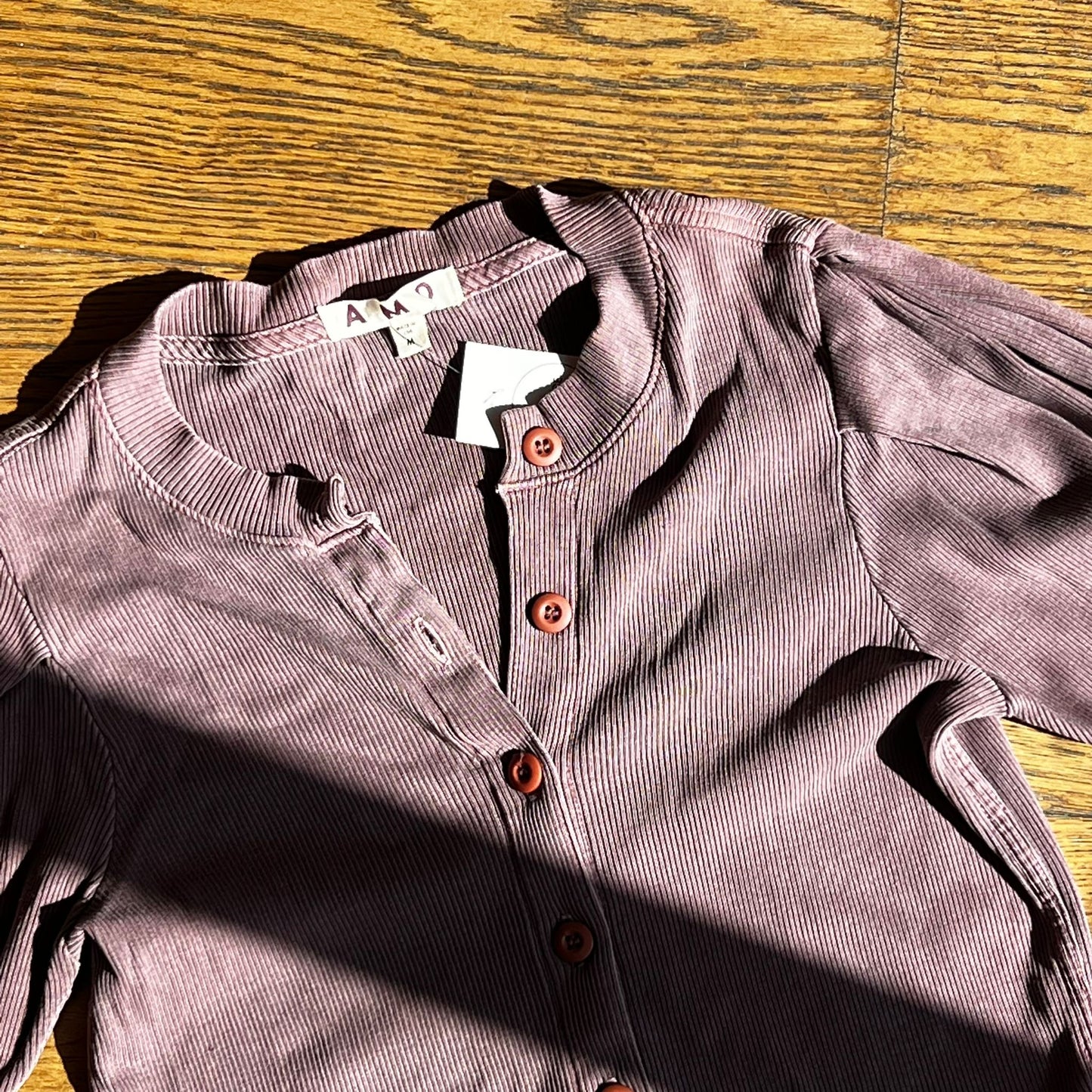 חולצה עם כפתורים של AMO