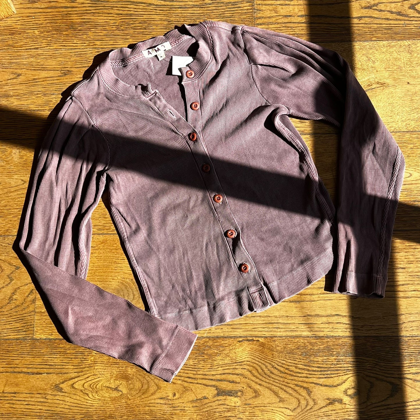 חולצה עם כפתורים של AMO