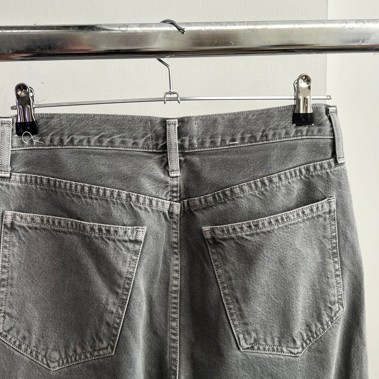 ג׳ינס אפור של Agolde