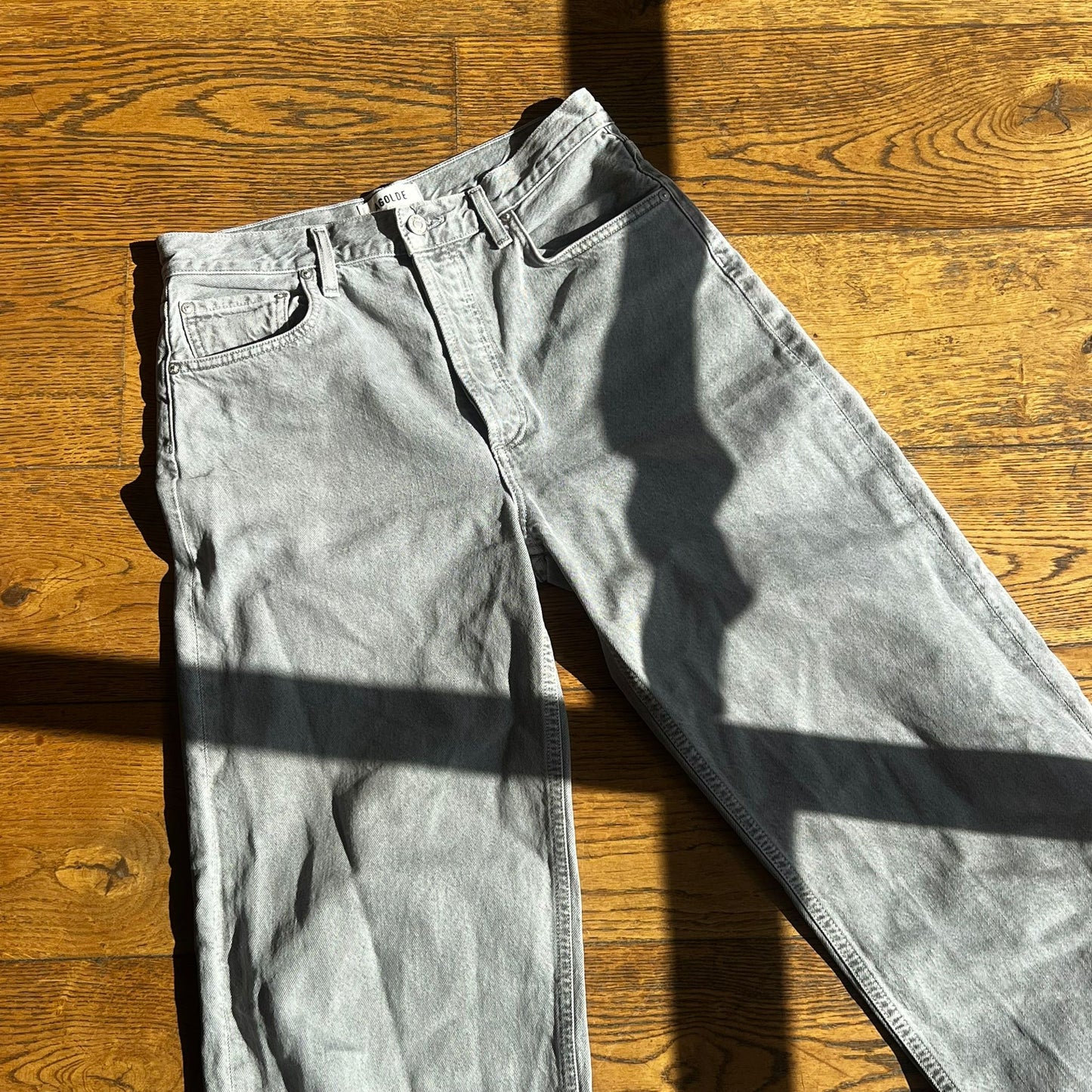 ג׳ינס אפור של Agolde