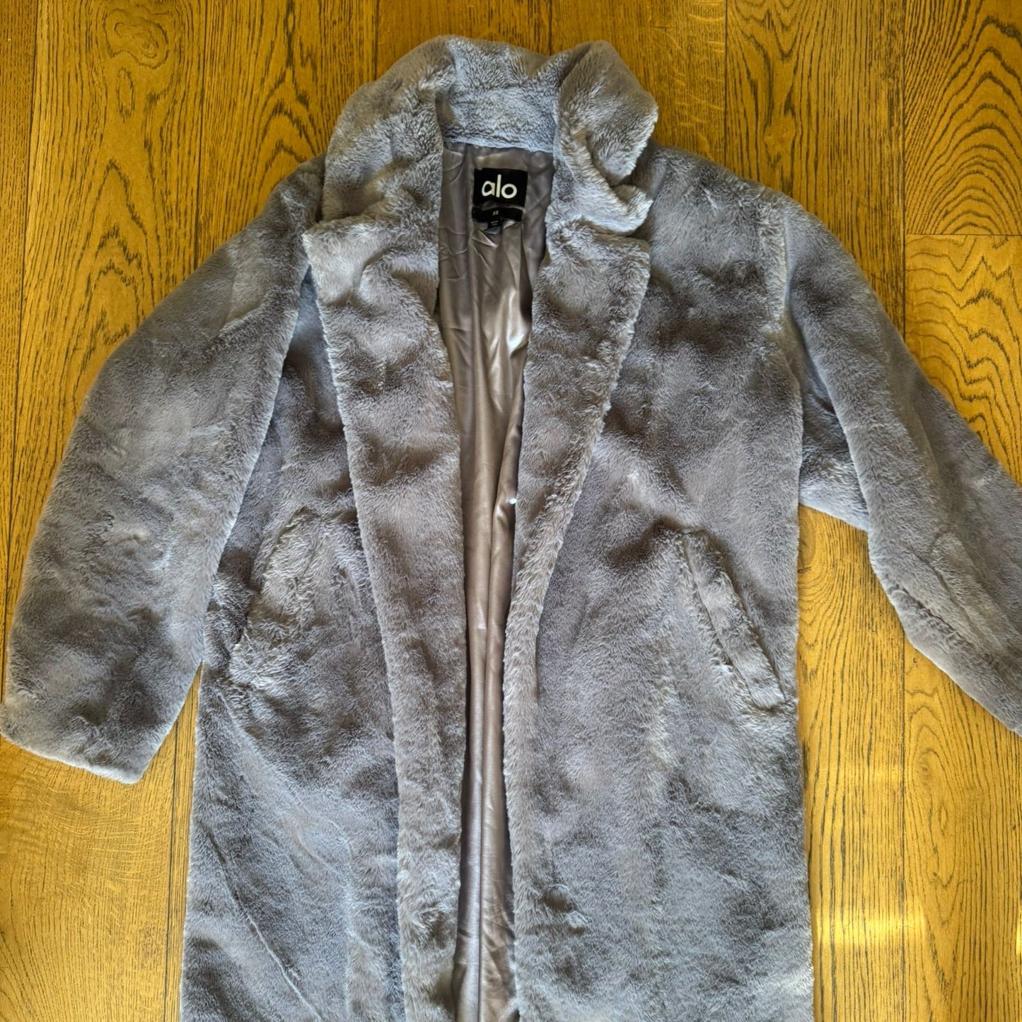 ג׳קט פרוותי אפור של alo yoga