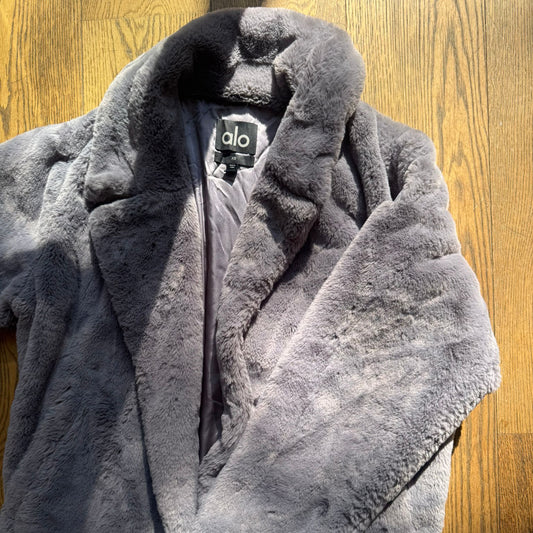 ג׳קט פרוותי אפור של alo yoga