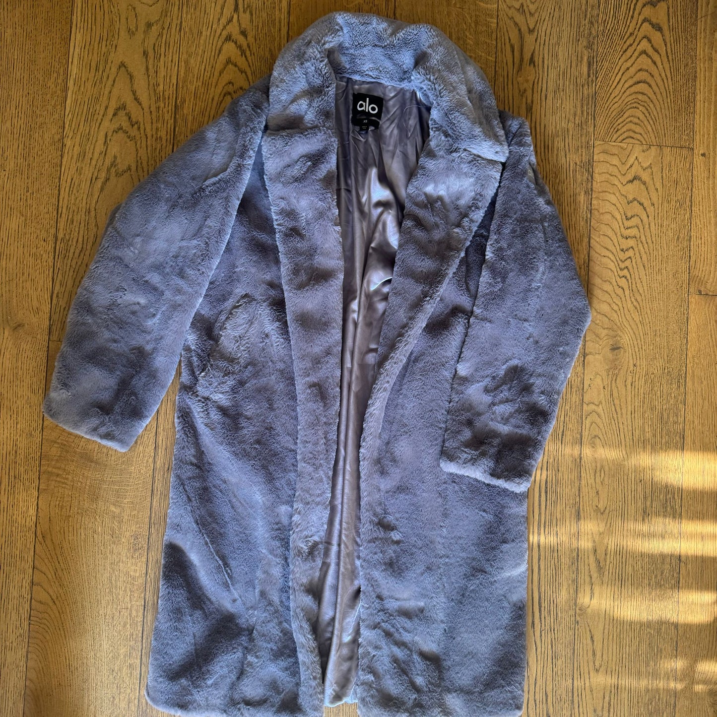 ג׳קט פרוותי אפור של alo yoga