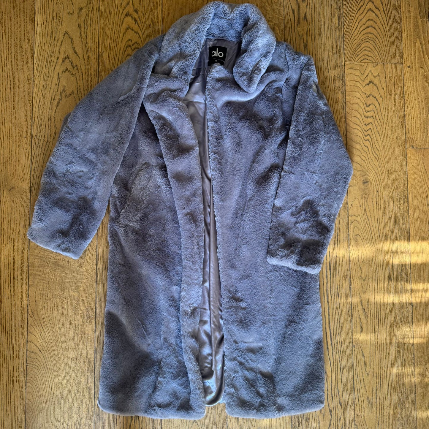 ג׳קט פרוותי אפור של alo yoga