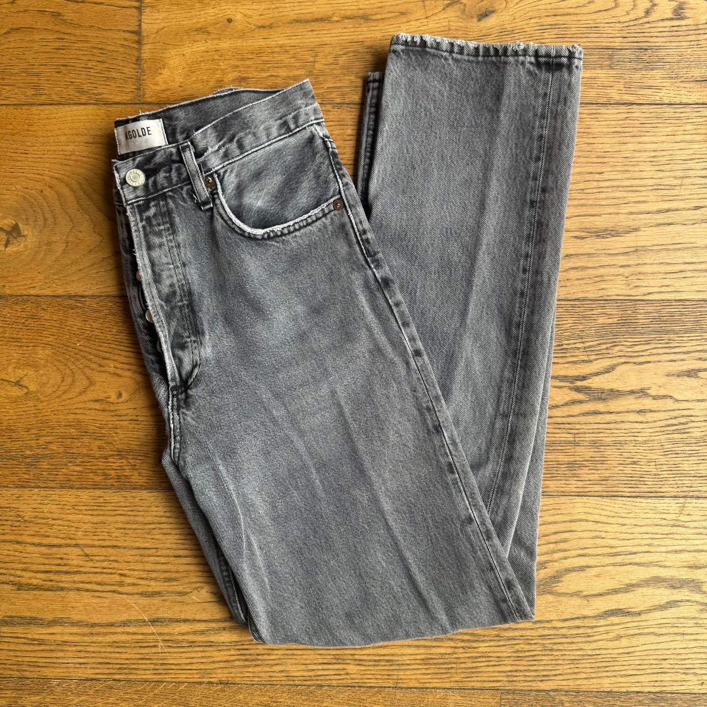 ג׳ינס אפור דגם 90 של Agolde