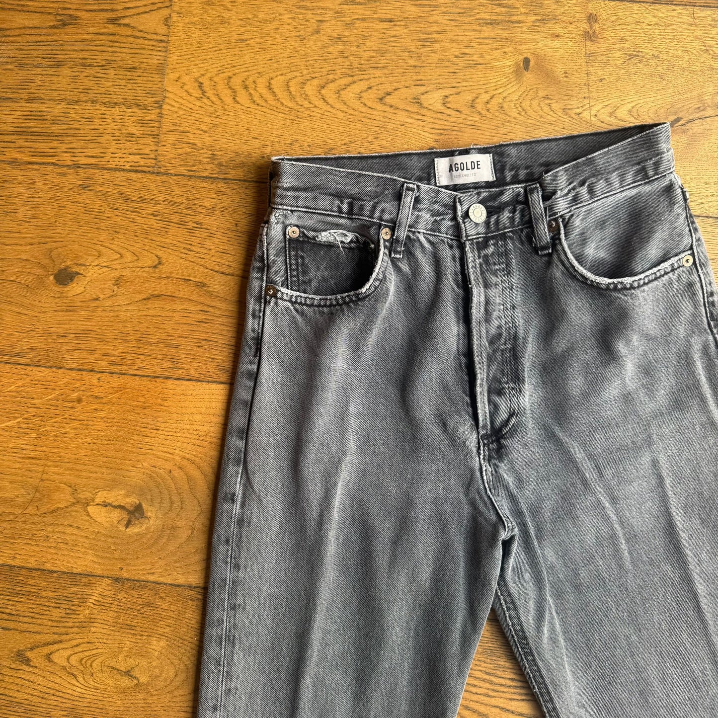 ג׳ינס אפור דגם 90 של Agolde