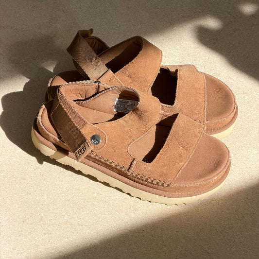 סנדלי פלטפורמה מעור של UGG