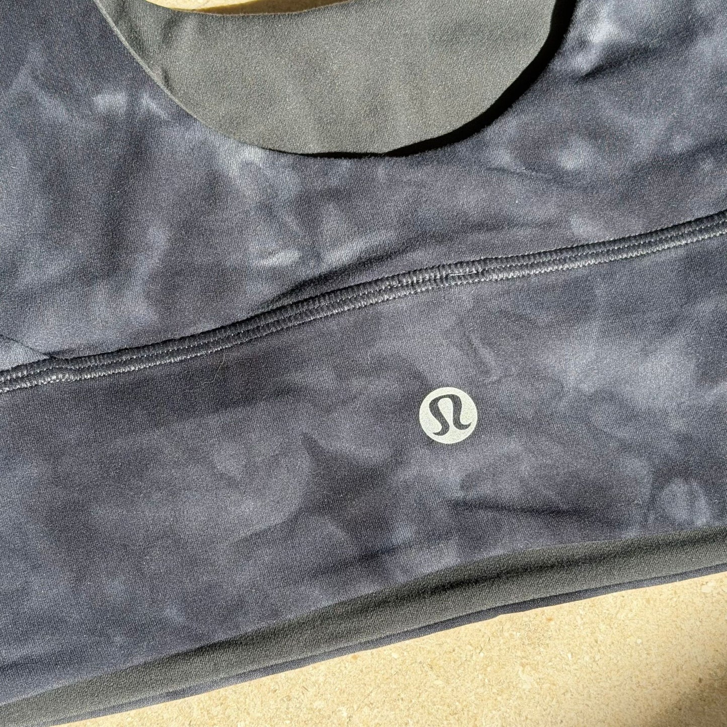 טופ טאי-דאי של Lululemon