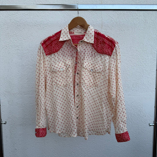 מכופתרת אדום-לבן של Maison Hotel