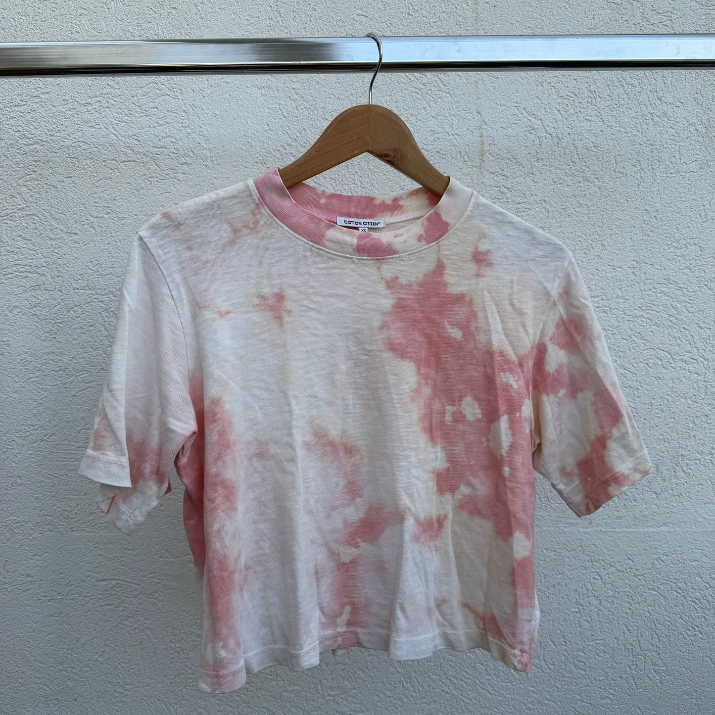 טישירט טאי-דאי ורודה של Cotton Citizen