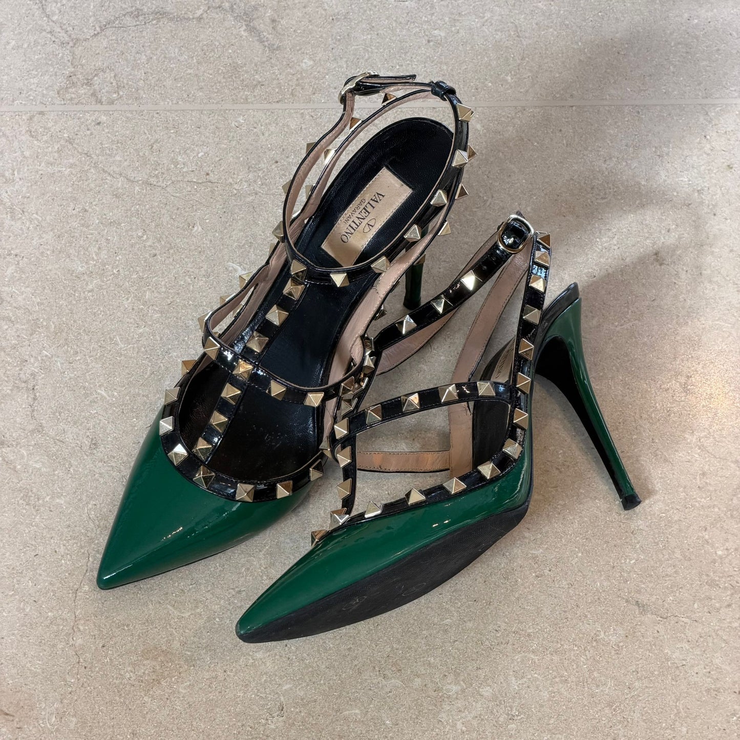 עקבים עם ניטים של Valentino