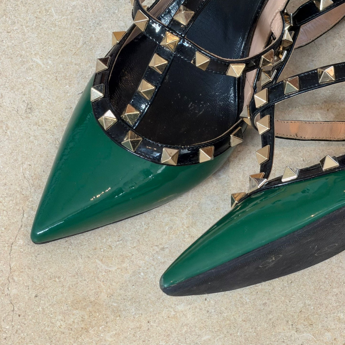 עקבים עם ניטים של Valentino