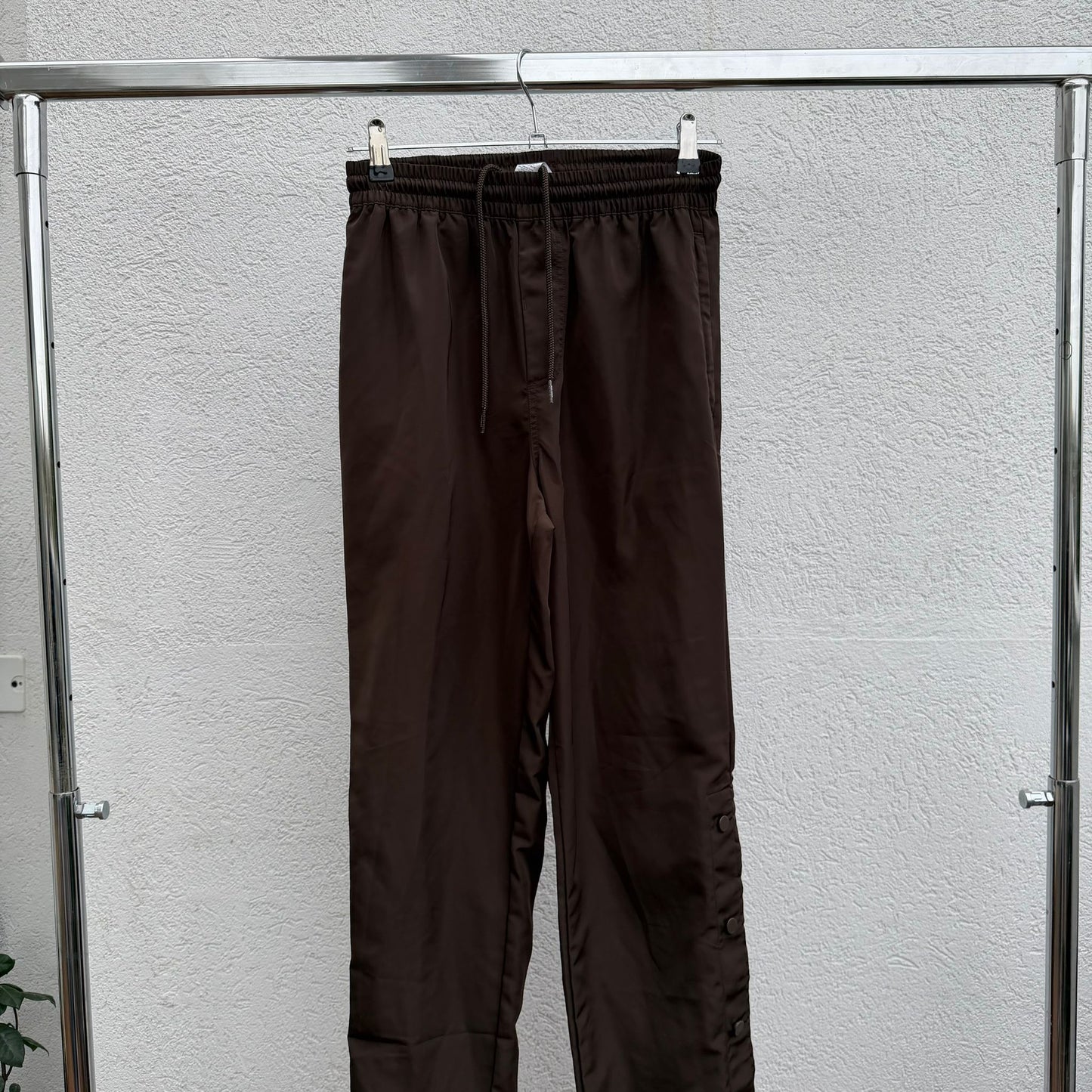 מכנסיים חומים עם כפתורים של alo yoga