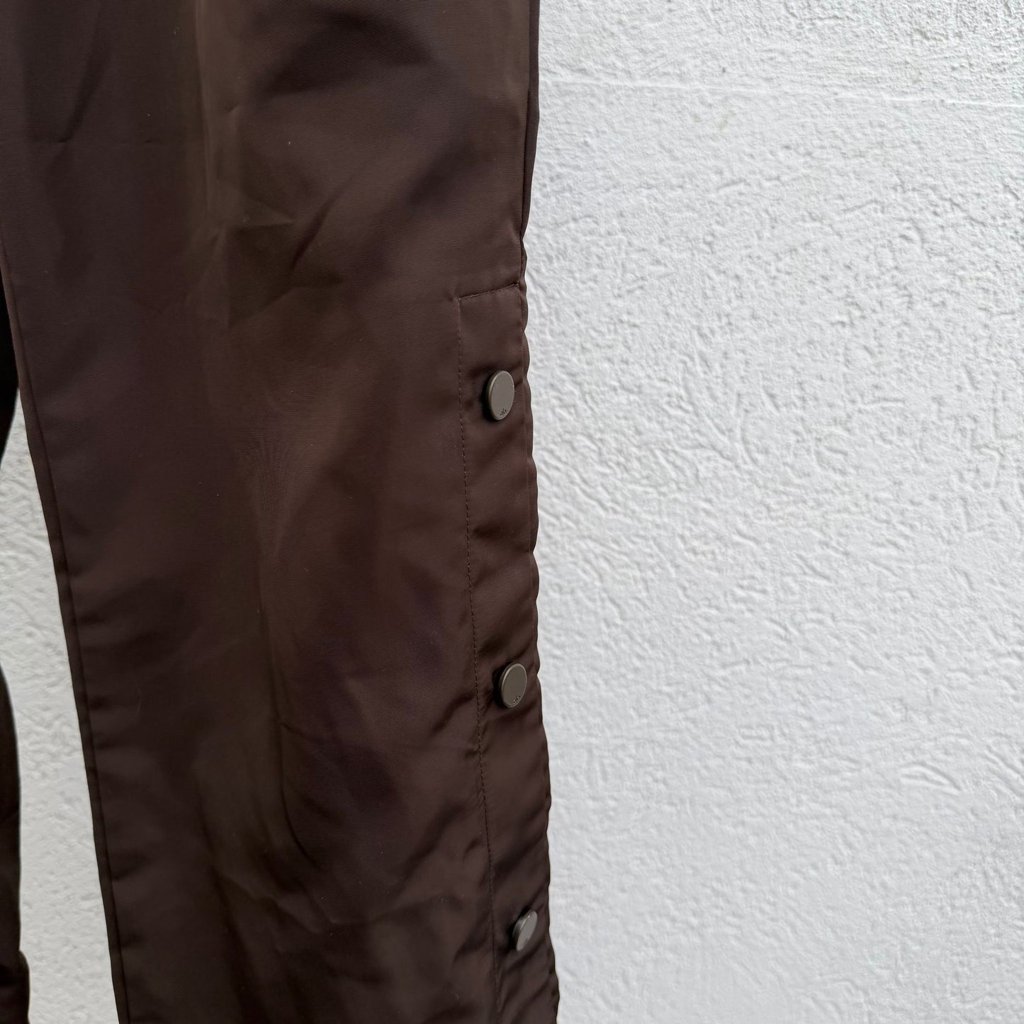 מכנסיים חומים עם כפתורים של alo yoga