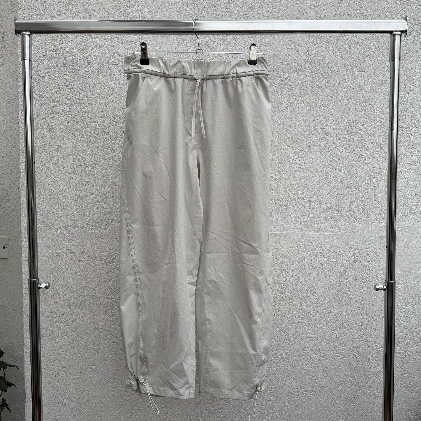 מכנסיים לבנים עם כיווץ של Lululemon