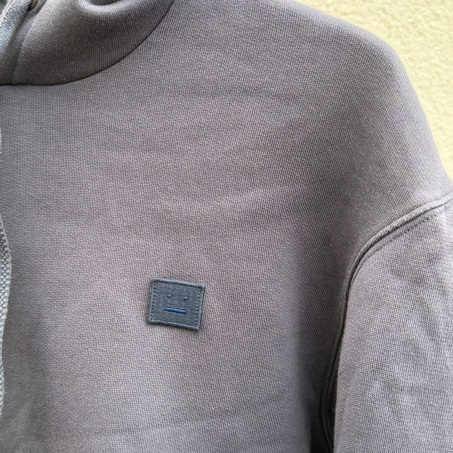 סווטשירט סגול של Acne Studios