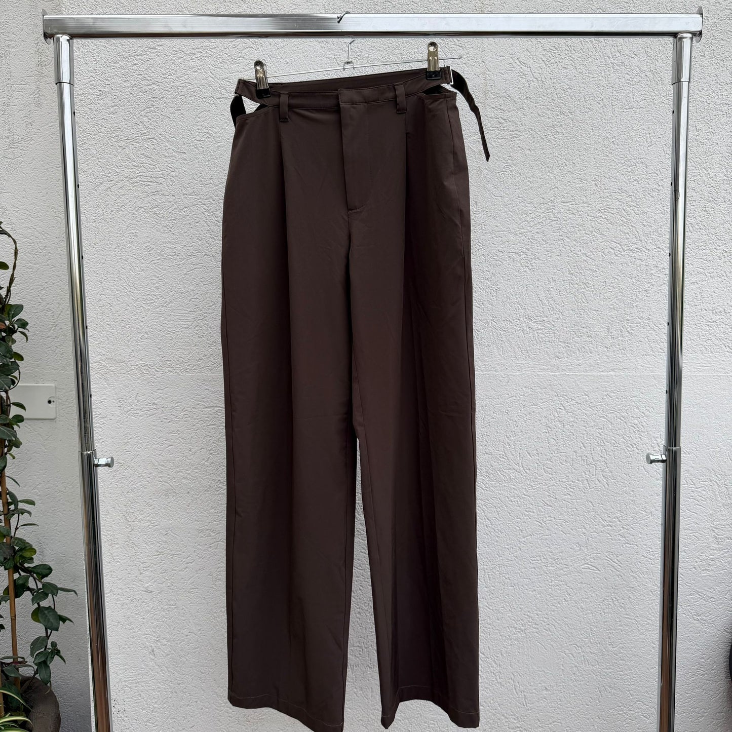 מכנסיים חומים עם חגורה של alo yoga