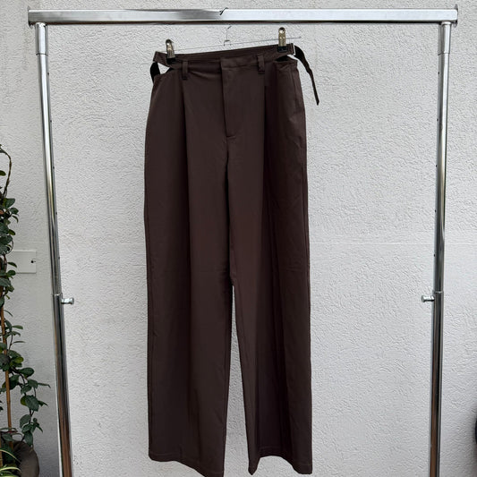 מכנסיים חומים עם חגורה של alo yoga