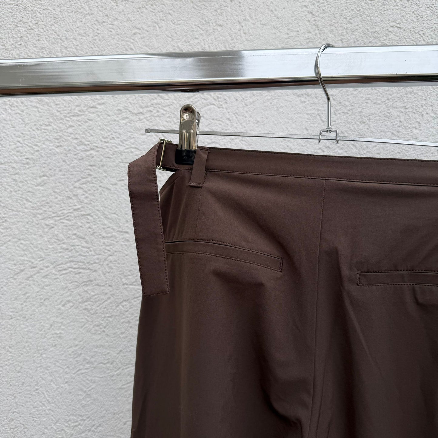 מכנסיים חומים עם חגורה של alo yoga