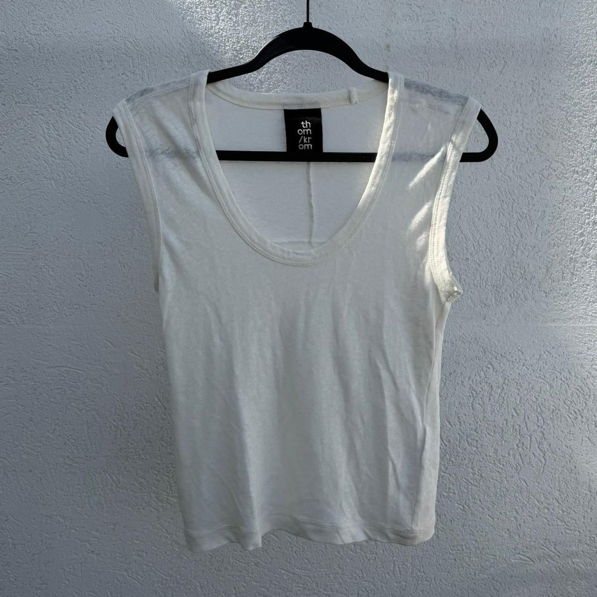 גופייה לבנה של THOM/KROM