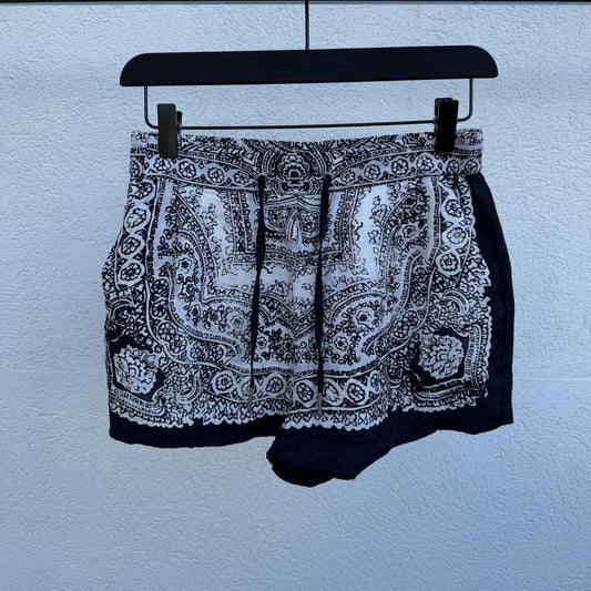 מכנסיים קצרים הדפס בנדנה של All Saints