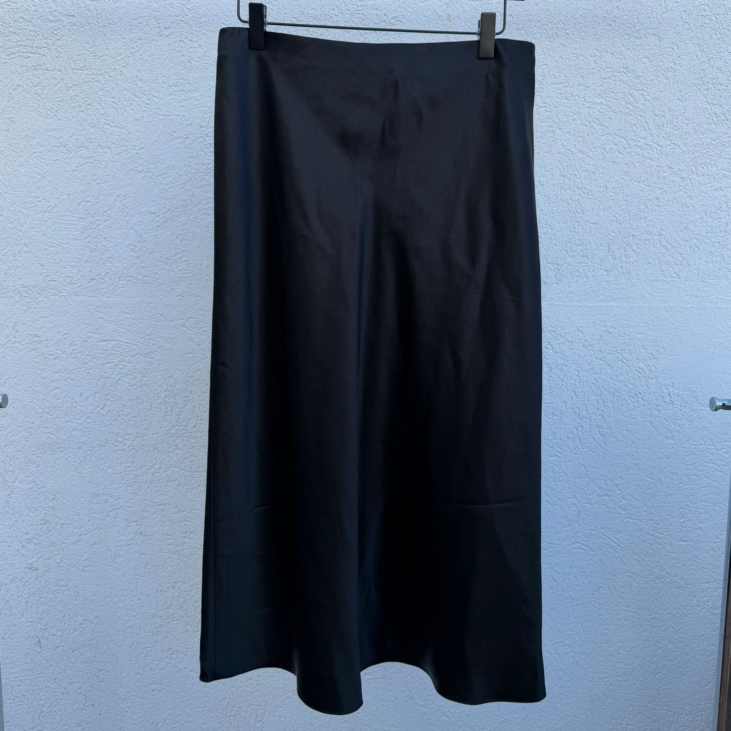 חצאית סאטן שחורה של Vince