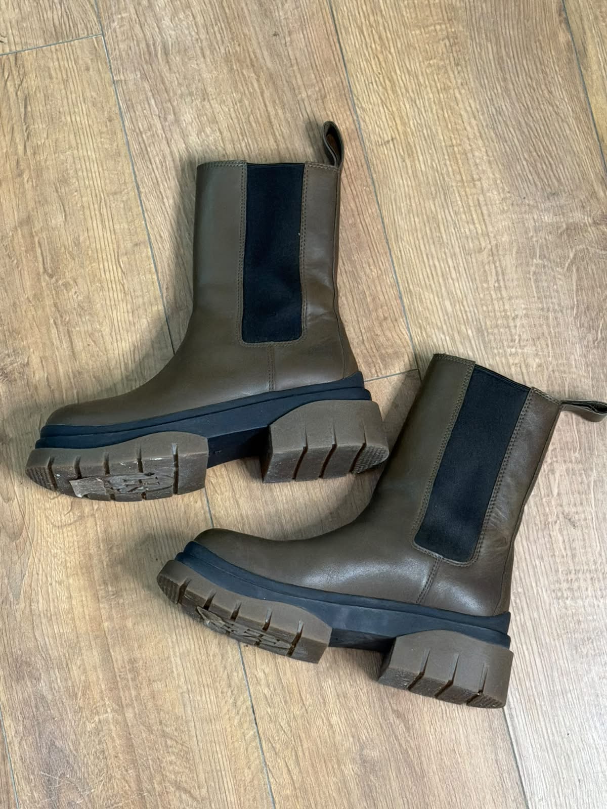 Ash boots