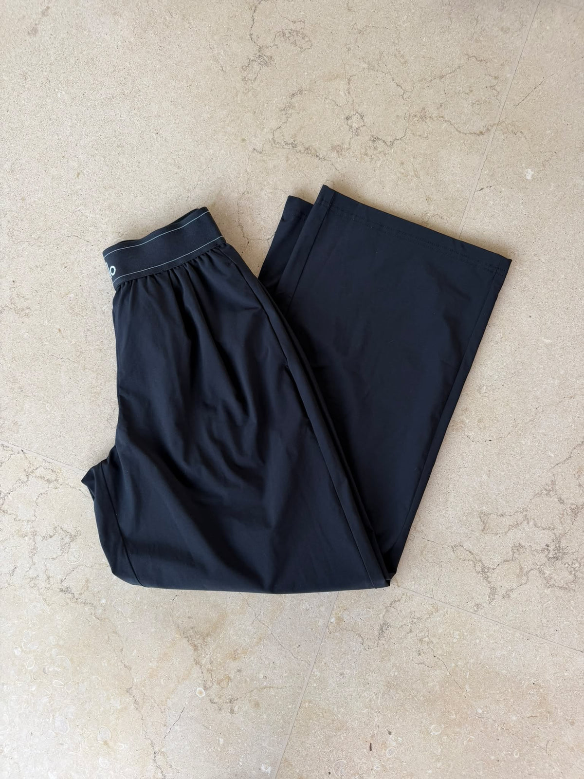 Alo Yoga black trousers